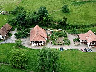 Der Stulzenhof von oben - 3 Ferienwohnungen um rechten Gebäude